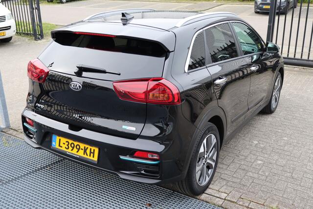 KIA e-Niro DynamicPlusLine 39 kWh Panoramadak/Stoelverwarming/stuurverwarming/Lane assist/Apple carplay/Achteruitrijcamera/DAB radio/Cruise control/Navigatie