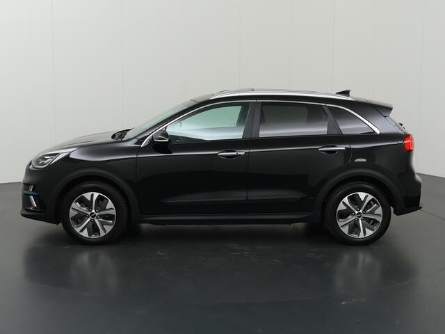 KIA e-Niro ExecutiveLine 64 kWh | Schuif/Kanteldak | Lederen Interieur | Ele,verstelbare stoelen | Apple CarPlay/Android Auto | Camera | DAB | Stoelverwarming/Koeling | Stuurverwarming | Adaptieve Cruise Control |