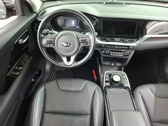 KIA e-Niro EXECUTIVELINE 64 KWH (100% SOH) I DEALER ONDERHOUDEN I 3-FASE LADEN I SCHUIF/KANTELDAK I ALL-IN PRIJS