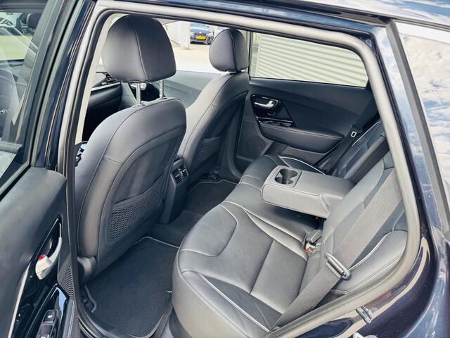 KIA e-Niro ExecutiveLine 64 kWh SOH 100% | Sunroof | Privacyglass | Keyless | Stoel& Stuurverw. | BTW auto