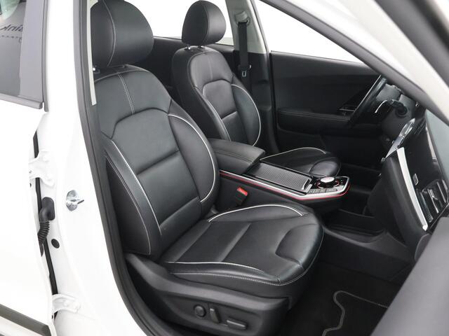KIA e-Niro ExecutiveLine 64 kWh | Schuif/kanteldak | Lederen Interieur | Navigatie | El.verstelbare stoel + Geheugen | Camera | DAB | Apple CarPlay/Android Auto | Stoel/stuurverwarming | Stoelkoeling | Adaptieve Cruise Control | JBL Audio |