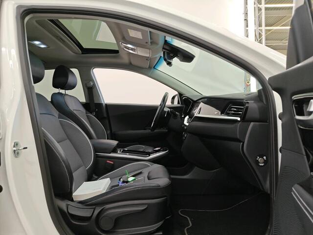 KIA e-Niro DYNAMICPLUSLINE 64 kWh (100% SOH) I TREKHAAK I SCHUIF/KANTELDAK I ADAPTIVE CRUISE CONTROL I PARKEERCAMERA