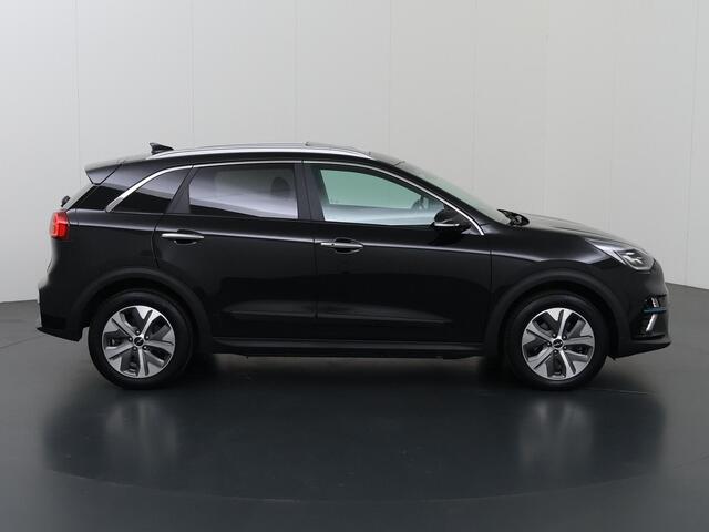 KIA e-Niro ExecutiveLine 64 kWh | Schuif/Kanteldak | Lederen Interieur | Ele,verstelbare stoelen | Apple CarPlay/Android Auto | Camera | DAB | Stoelverwarming/Koeling | Stuurverwarming | Adaptieve Cruise Control |