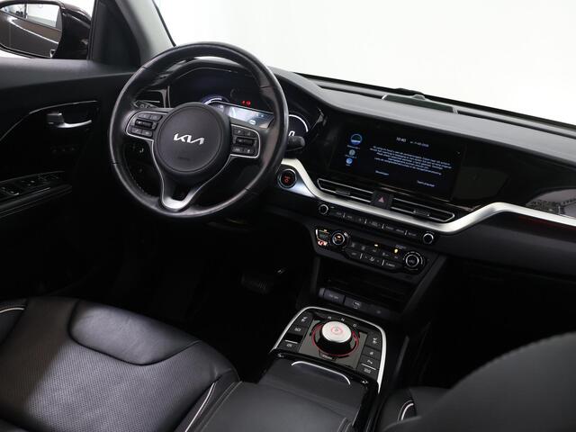 KIA e-Niro ExecutiveLine 64 kWh | Schuif/Kanteldak | Lederen Interieur | Ele,verstelbare stoelen | Apple CarPlay/Android Auto | Camera | DAB | Stoelverwarming/Koeling | Stuurverwarming | Adaptieve Cruise Control |