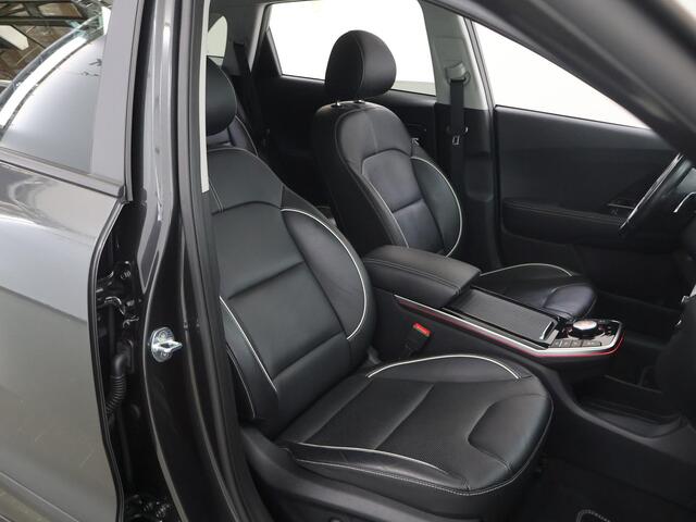 KIA e-Niro ExecutiveLine 64 kWh | Schuif/Kanteldak | Lederen Interieur | Ele,verstelbare stoelen | Apple CarPlay/Android Auto | Camera | DAB | Stoelverwarming/Koeling | Stuurverwarming | Adaptieve Cruise Control |