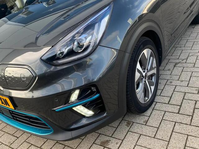 KIA e-Niro ExecutiveLine 64 kWh | Stoel en stuurverwarming | Navigatie | PDC voor en achter | Achteruitrijcamera |