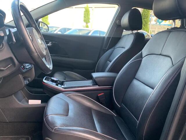 KIA e-Niro ExecutiveLine 64 kWh | Stoel en stuurverwarming | Navigatie | PDC voor en achter | Achteruitrijcamera |