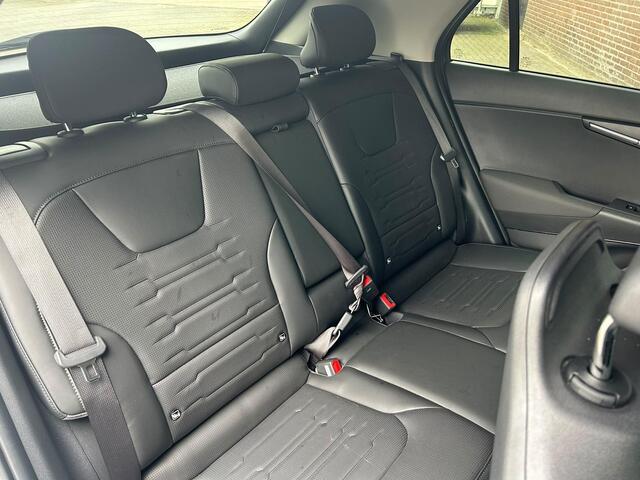 KIA e-Niro EV DYNAMICPLUSLINE 64.8 KWH (100% SOH) I TREKHAAK I SCHUIF/KANTELDAK I STOELVERWARMING I P-CAMERA