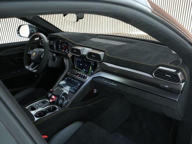 Lamborghini Urus Performante 4.0 666pk V8 |org. NL|Akra|B&O advance|pano|carbon|rear seat ent.|massage|full alcantara|head-up|blind spot|360 camera|23" LMV|