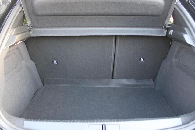 Lancia YPSILON 1.2 110PK Turbo Hybrid LX | CAMERA VOOR/ ACHTER | ELEKTRISCH VERSTELBARE BESTUURDERSSTOEL | VELOURS BEKLEDING | STOEL VERWARMING | MASSAGEFUNCTIE BESTUURDERSSTOEL | DRAADLOOS APPLE CARPLAY / ANDROID AUTO | DRAADLOZE TELEFOONLADER | DODEHOEK DETECTIE | CL