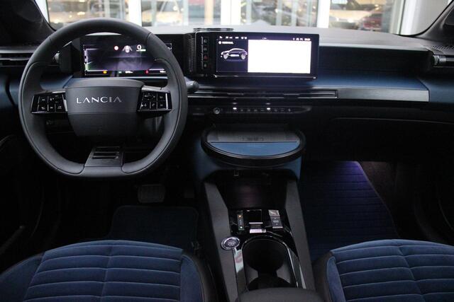 Lancia YPSILON EDIZIONE CASSINA LIMITATA 156PK 51 kWh | WARMTEPOMP! | 3-FASE! | DRAADLOOS APPLE CARPLAY/ANDROID AUTO | DRAADLOOS TELEFOONLADER | CAMERA VOOR + ACHTER | KEYLESS ENTRY/START | DODEHOEK DETECTIE | ELEKTRISCH BEDIENBARE BESTUUDERSSTOEL MET MASSAGE FUNCTIE | 