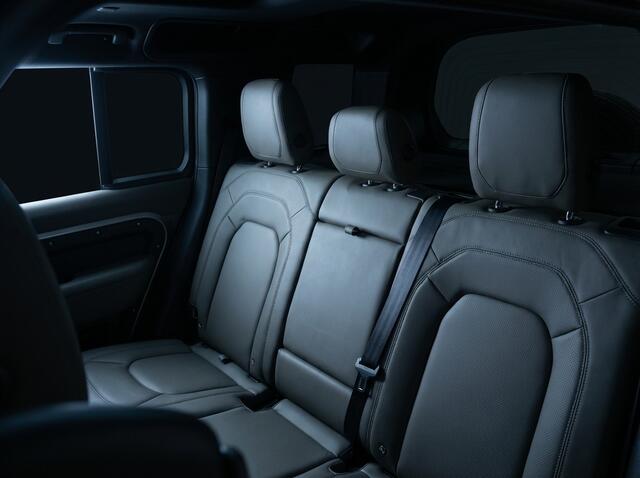 Land Rover DEFENDER 110 2.0 P400e 110 SE / 22 Inch Black / Black Pack / Schuifkanteldak