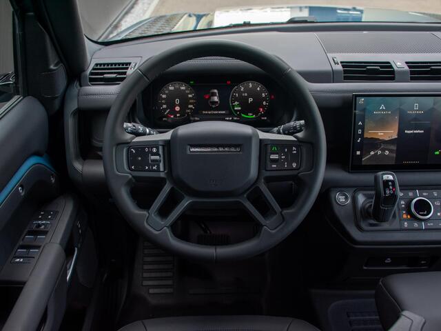 Land Rover DEFENDER 110 2.0 P300e 110 X-Dynamic l 6 Persoons l Treeplanken l Schuif- /kantel Pano l Adapt. Cruise l Black Pack l Clearsight l 360 Camera