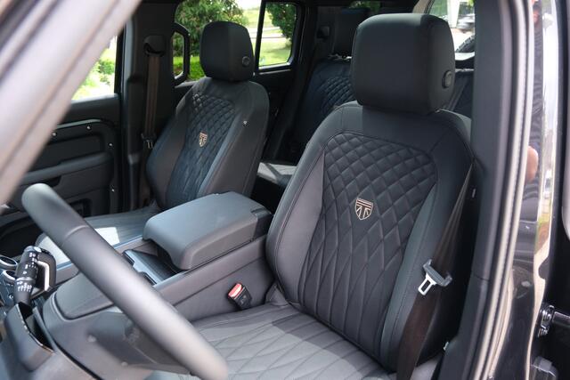 Land Rover DEFENDER 110 P300e 5 Year Edition 110 X-Dynamic SE | NP ¤ 130.093,- | Bronze Tailored | Schuifkanteldak | Trekhaak | Cold Clima Pack