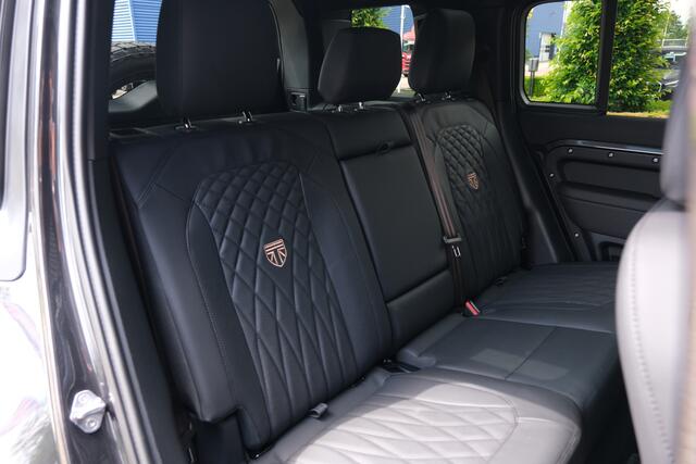 Land Rover DEFENDER 110 P300e 5 Year Edition 110 X-Dynamic SE | NP ¤ 130.093,- | Bronze Tailored | Schuifkanteldak | Trekhaak | Cold Clima Pack