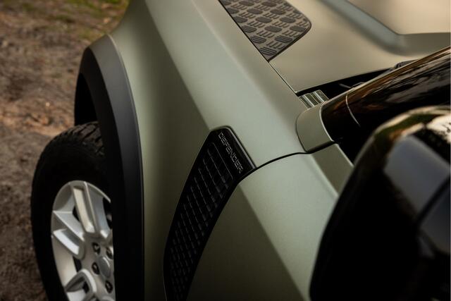 Land Rover DEFENDER 110 2.0 P300e Garantie t/m 2030 Unieke kleuren combinatie