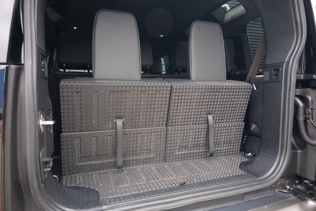 Land Rover DEFENDER 110 3.0 D250 110 X-Dynamic SE 7-Persoons | Stoelverwarming | Trekhaak | Uniek