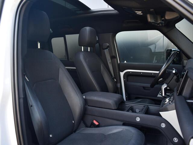 Land Rover DEFENDER l Schuif-/kantel Panorama dak l Black Pack l Stuurwielverwarming l Trekhaak l Treekplank