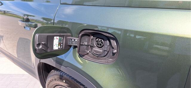 Land Rover DEFENDER P300e 110 PHEV S Forest Edition Cold Climate Pack | Koelbox | Panoramisch Schuif/Kanteldak