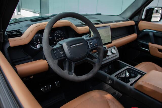 Land Rover DEFENDER 110 5.0 P525 110 V8 | Incl.BTW | NL Auto | ACC | 360 Cam | Head Up | Pano | Luchtvering | Koelkast | Lane & Side Assist | E.Trekhaak 3500kg | Voorruitverwarming + Stuurverwarming | Meridian Audio | 22" | Sport Uitlaat | Garagedeur opener | Nieuwprijs: ¤23