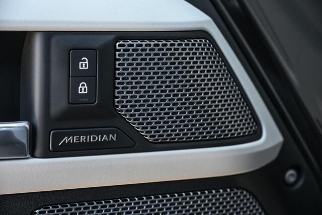 Land Rover DEFENDER 110 2.0 P400e 110 HSE Urban | NL-Auto | Panoramadak | Meridian Sound | 360 Camera | Luchtvering | Stoelverwarming + Ventilatie | Adaptive Cruise Control | Trekhaak |