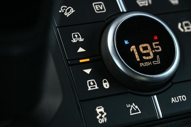 Land Rover DEFENDER 110 2.0 P400e 110 HSE Urban | NL-Auto | Panoramadak | Meridian Sound | 360 Camera | Luchtvering | Stoelverwarming + Ventilatie | Adaptive Cruise Control | Trekhaak |