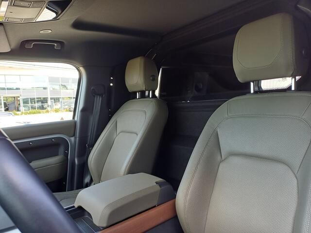 Land Rover DEFENDER Hard Top 3.0 D250 110 X-Dynamic SE | Nieuw door ons geleverd | Khaki leder | Elektr. trekhaak tot 3.000kg |