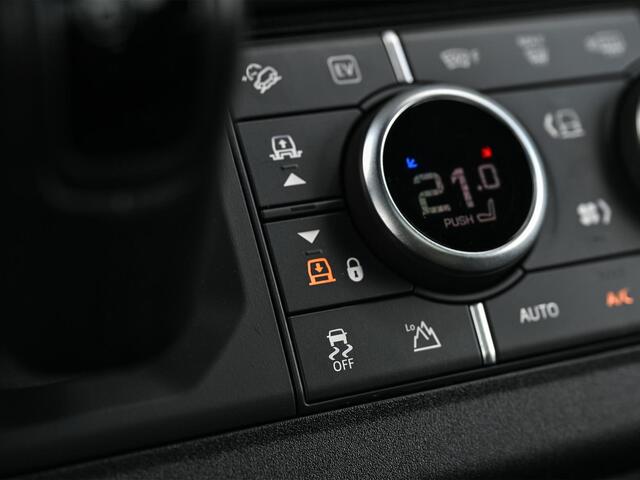 Land Rover DEFENDER 110 2.0 P400e 110 X-Dynamic HSE | Panoramadak | NL-Auto | Dealeronderhouden | Meridian Sound | HUD | 360 Camera | Luchtvering | Stoelverwarming + Ventilatie | Memory Seats | Trekhaak | Koelbox | Ambiance Interieur |