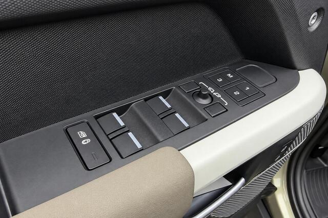 Land Rover DEFENDER 110 2.0 P400e SE Luchtvering Panodak El.Trekhaak 360°cam Meridiansound LED Stoel el.+memo 20inch Carplay