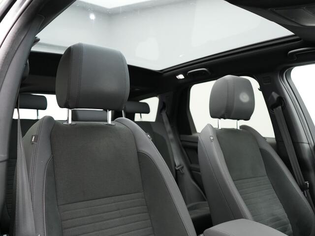 Land Rover DISCOVERY SPORT P300e S Plug In Hybrid Dealer O.H. PHEV | Panodak | Alcantara Sportstoelen Memory | Trekhaak Afneembaar | Adaptive Cruise | 360 Camera | L.M. 20" | Camera | Navigatie | Apple Carplay | Virtual | DAB |