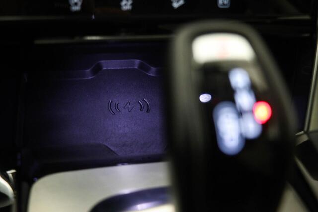 Land Rover DISCOVERY SPORT P300e 1.5 R-Dynamic SE | PANORAMADAK | DRAADLOZE LADER | DAB | APPLE | CAMERA