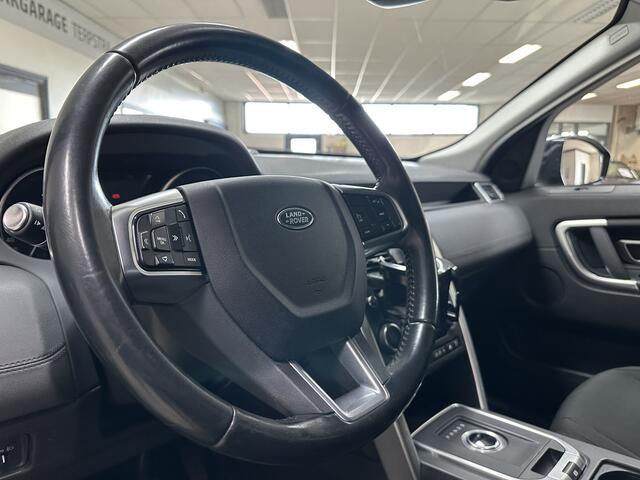 Land Rover DISCOVERY SPORT 2.0 TD4 SE Grijs Kenteken!/ Automaat!/ Trekhaak/ Lane-Assist./ Navi/ Clima/ Cruise/ Elek. pakket/ Bluetooth/ Multi. LEDER. Stuur/ 17'' LMV/ Extra getint glas/ PDC.