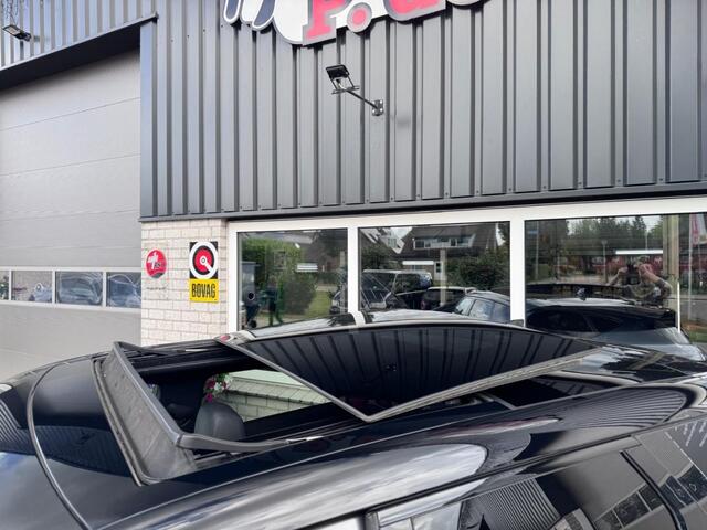 Land Rover RANGE ROVER 1.5 P300E S AWD R-Design Panoramadak Camera Stoelverwarming Carplay Meridian