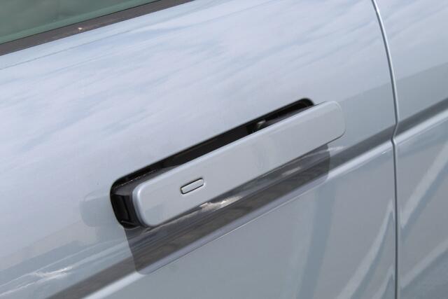 Land Rover RANGE ROVER EVOQUE 1.5 P160 S AUTOMAAT/Panoramadak/Achteruitrijcamera/Parkeersensoren rondom/Keyless/Cruise control/Climate control/Apple carplay/Elektrisch verstelbare stoelen/LED koplampen/Multifunctioneel stuurwiel/Spraakbediening/118'' Lichtmetalen velgen/Nolita grey.