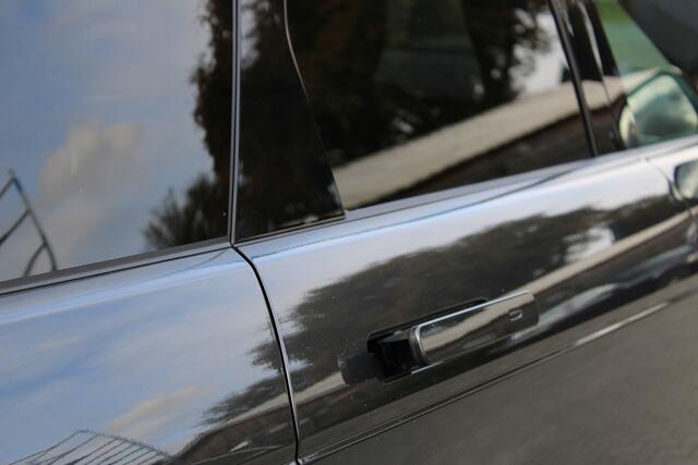 Land Rover RANGE ROVER EVOQUE 1.5 P270e PHEV AWD Dynamic SE 5 jaar fabrieksgarantie vanaf 2 sept/2025 tot 150.000 km Black Pack - Panoramadak - 20 inch Speciale kleur: Carpation Grey