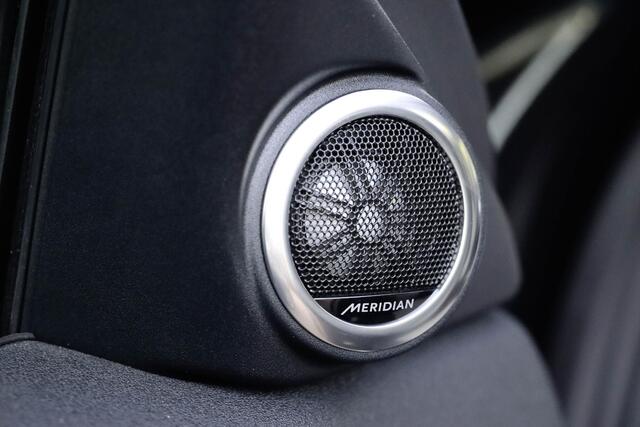 Land Rover RANGE ROVER EVOQUE P300e PHEV AWD Panodak | Trekhaak | Head-up | Meridian Audio