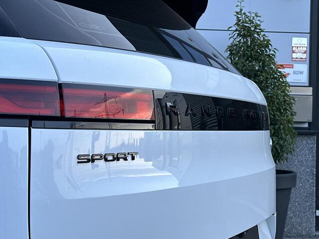 Land Rover RANGE ROVER SPORT P440e Dynamic HSE Pano | 23" | Stoelklima | Massage | Sfeerverlichting | HeadUp | Zwartpakket | 22-Voudig Verstelbare Stoelen | Nieuw