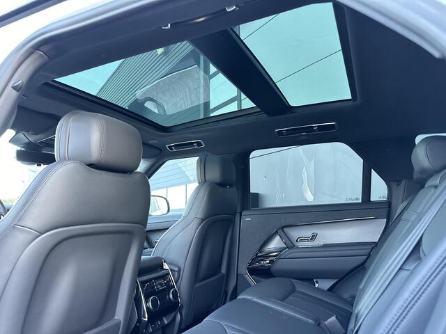 Land Rover RANGE ROVER SPORT P440e Dynamic HSE Pano | 23" | Stoelklima | Massage | Sfeerverlichting | HeadUp | Zwartpakket | 22-Voudig Verstelbare Stoelen | Nieuw