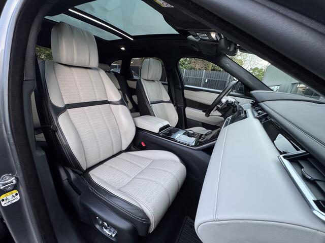 Land Rover Velar Range Rover 3.0 V6 D300 AWD First Edition R-Dynamic HSE | Panorama | Luchtvering | Stoelventilatie | Matrix LED