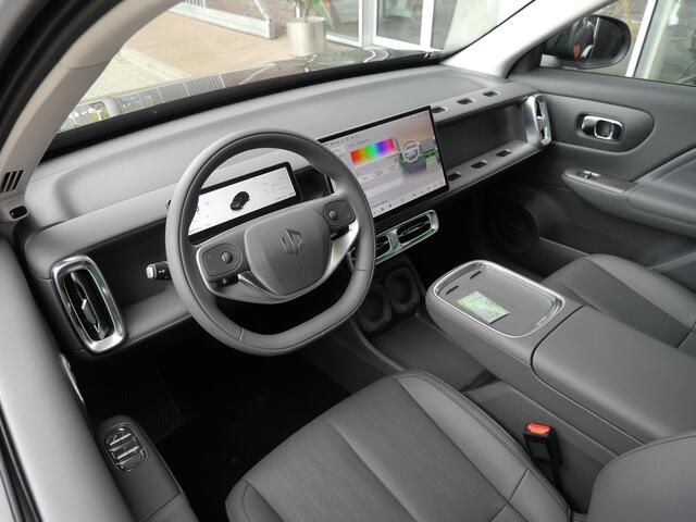 Leapmotor B10 Design ProMax 67.1 kWh | Navigatie | Rondom camera | 18inch Velgen | 750 KG trekgewicht Elektrisch bedienbare achterklep | Panoramdak | Uit voorraad leverbaar