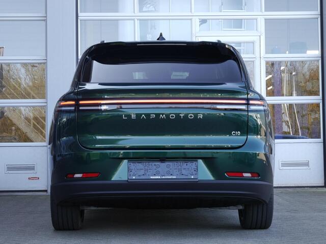 Leapmotor C10 Design 69.9 kWh | Demo | Wltp 420km | 1500 kg Trekgewicht | Diverse kleuren leverbaar | Full options | Stuurverwarming | Stoelverwarming en koeling | Elektrisch verstelbare voorstoelen | Navigatie | Keyless entry & start | 20 inch lichtmetalen velgen | L