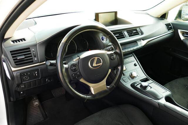 Lexus CT 200h Sport Edition. Wit Metallic, Camera, Navi, Clima, 17"LMV All Season Banden