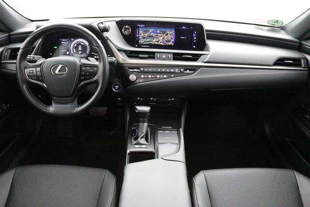 Lexus Es 300h Preference Line | Stuurwielverwarming | Blind Spot Monitor | 18 Inch Lichtmetalen velgen | DAB+