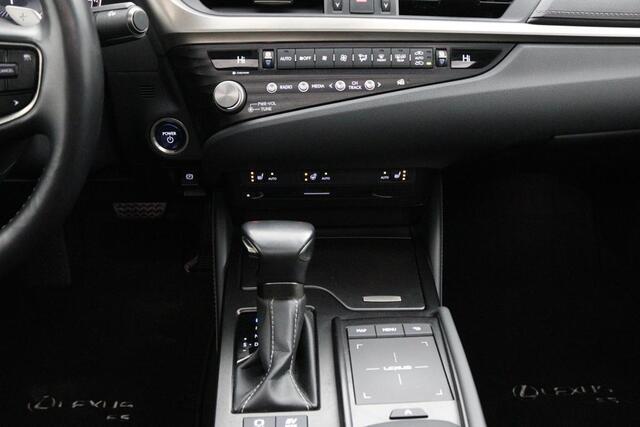 Lexus Es 300h Preference Line | Stuurwielverwarming | Blind Spot Monitor | 18 Inch Lichtmetalen velgen | DAB+