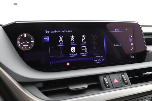 Lexus Es 300h Preference Line | Stuurwielverwarming | Blind Spot Monitor | 18 Inch Lichtmetalen velgen | DAB+