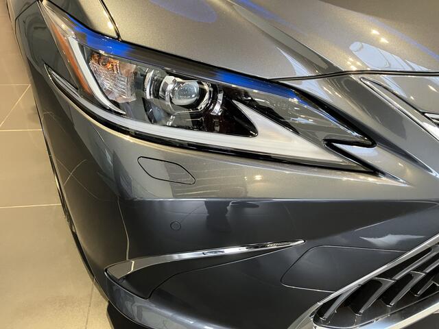 Lexus Es 300h 35th Edition | UIT VOORRAAD LEVERBAAR IN DE KLEUREN SONIC GREY EN GRAPHITE BLACK METALLIC |
