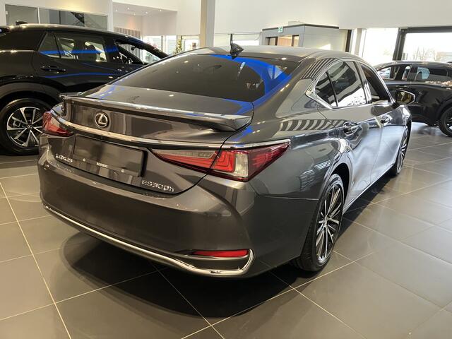 Lexus Es 300h 35th Edition | UIT VOORRAAD LEVERBAAR IN DE KLEUREN SONIC GREY EN GRAPHITE BLACK METALLIC |