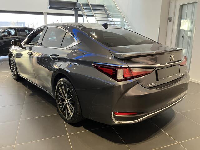 Lexus Es 300h 35th Edition | UIT VOORRAAD LEVERBAAR IN DE KLEUREN SONIC GREY EN GRAPHITE BLACK METALLIC |