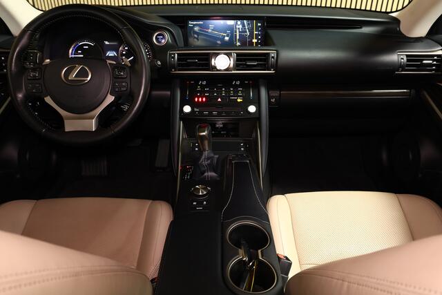 Lexus IS 300h Hybrid Business PANO MEMORY NAVI CRUISE STOEL+STUUR VW "18