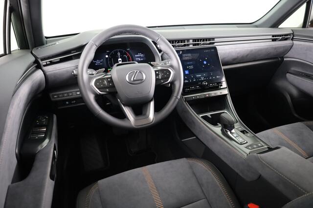 Lexus LBX Cool 2WD - Advanced Pack *DEMO* | 360 Camera | Stoel en stuurwiel verwarmd | Parkeersensoren | LM velgen | Dodehoek Ass. | Head up Display |